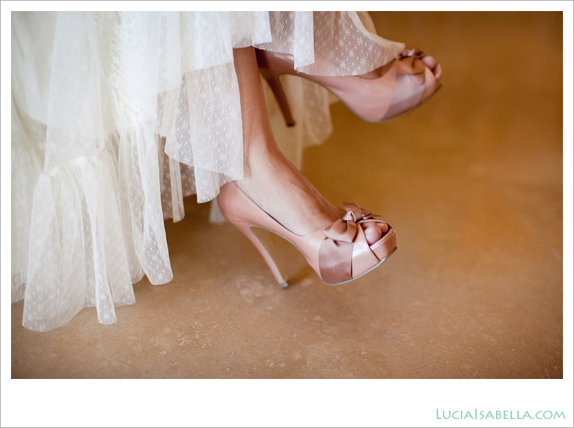 14-Pelican-Hill-Golf-Club-Wedding-Portrait-pink-shoes