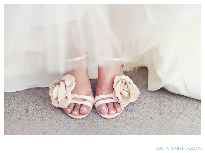Hanna-wedding-dress-pink-shoes